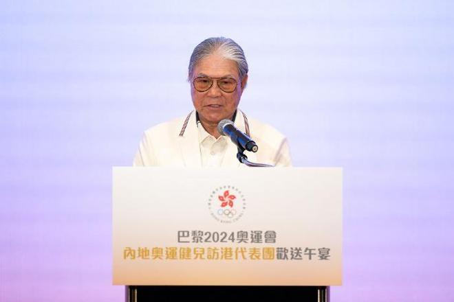 儿媳郭晶晶帮忙介绍小红给霍老认识必一可爱!霍震霆排队找全红婵合影