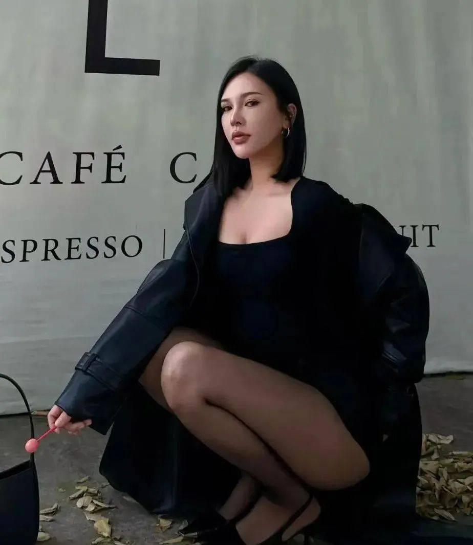 神网红！无敌黑丝大长腿太顶了bsport体育入口机车女(图2)